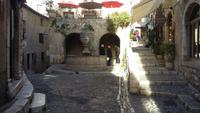 Der bekannte Brunnen im Dorfkern von St. Paul de Vence