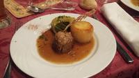 Kalbsmedaillons an Kartoffelkloß und Krautwickel als Hauptgang