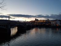 Blick auf die Prager Burg in der Dämmerung