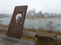 Oberndorf - Denkmal an Leopold Kohr und Blick nach Laufen
