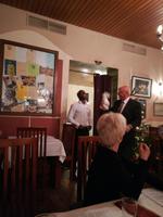 ... einen Plüschteddy überreicht ....