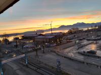 Sonnenaufgang über dem Chiemsee sowie über den Chiemgauer Alpen.