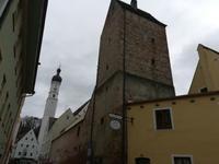 Stadtpfarrkirche im Hintergrund, im Vordergrund der Hexenturm von Landsberg am Lech.