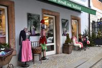 012 Hallstädter See, Hallstadt, Trachtengeschäft am Marktplatz