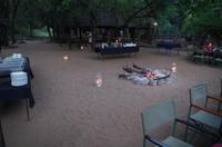 Abendessen am Lagerfeuer im Stone Camp im Mkhaya Game Reserve