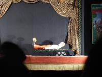 Jetzt lässt er die Puppen tanzen