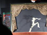 Jetzt lässt er die Puppen tanzen