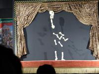 Jetzt lässt er die Puppen tanzen