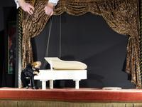 Jetzt lässt er die Puppen tanzen