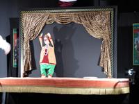 Jetzt lässt er die Puppen tanzen