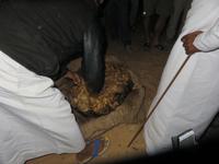 in der Wüste Wahiba Sands - Safari Desert Camp - Demontration des Erdofens