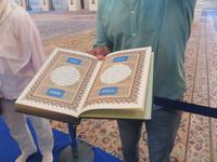 Muscat - Große Sultan Qaboos Moschee - Tawfiq erklärt die Regeln des Betens im Islam