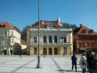 Ljubljana, Kongressplatz mit Philharmonie und Burg