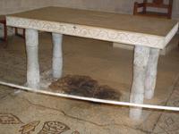 Brotvermehrungskirche in Tabgha, der Altar über dem 