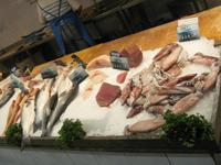 Fischauslage in der Markthalle Avignon