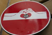 Moderne Straßenkunst an Verkehrsschildern