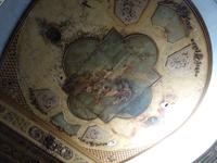 Das Deckengemälde des Theaters, berühmt und arg ramponiert