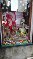 Griechische Mythologie in einem Schaufenster in Erice