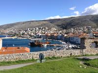 der Hafen von Senj mit alten Schiffen