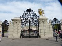 Der prunkvolle Eingang zum Schloß Belvedere