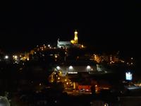 Espetada - Abendessen in Funchal mit nächtlichem Blick auf die Kirche St. Martin