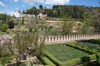 Der Generalife (djannat al-'arif, Garten des Architekten), darüber La Silla del Rey Moro, der Sitz des Maurenkönigs, eigentlich eine Wasserverteilstation