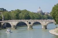 Tiber mit Blick auf Petersdom