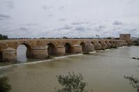Römische Brücke, Córdoba. An ihrem Ende die Qala'at al-Hurra, La Torre de Calahorra