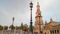 Die Gebäude der Plaza de España öffnen sich zum Fluss hin Richtung Amerika.
