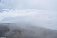 Ätna - Abstieg über ein Aschefeld - Suchbild - im Nebel befinden sich drei Personen (!)