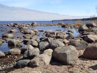  Findlinge an der Küste bei Alktja