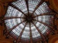 019. Paris - Glaskuppel der Galeries Lafayette