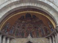 eines der Mosaiken über dem Eingang zur Kirche am Markusplatz