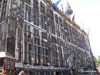 Die riesige Fassade des Aachener Rathauses