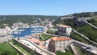 Bonifacio (Blick von der Oberstadt zum Hafen)