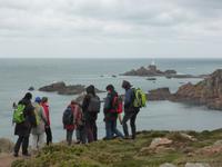 Beim Wandern ... im Hintergrund der Corbiere-Leuchtturm