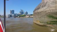 Blick unter der Tower Bridge zu den neuen Geschäftsbauten an der Themse