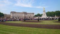 Menschenmassen sehen zu bei der Wachablösung am Buckingham Palace