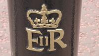 Das Wappen der Queen ist überall zu finden