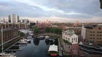 Blick vom Hotel ins St. Katherines Dock am Mittag