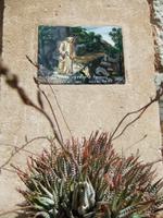 An jedem Haus findet man handbemalte Keramikschilder