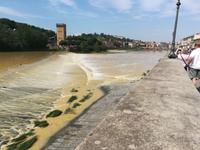 Fluß Arno mit Wehr in Florenz.