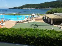 Dezente aber feine Hotelanlagen wie hier in Porto Azzurro.