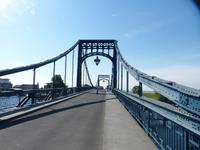 Über diese Brücke mußt du gehn