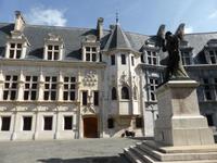 Grenoble - Palais de Justice mit Denkmal 