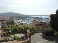 Blick von Altstadt Cannes auf Hafen