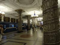 Metro fahren,  rote Linie- Station, schönste Station 