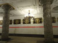 Metro fahren,  rote Linie- Station, schönste Station 