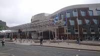 Das schottische Parlamentsgebäude in Edinburgh