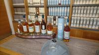 Verschiedene Whiskys in Oban